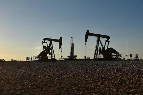 PENGHASILAN MINYAK DAN GAS: Kelihatan pengepam di pusat cari gali sedang mengepam minyak di Midland, Texas. - Foto REUTERS
