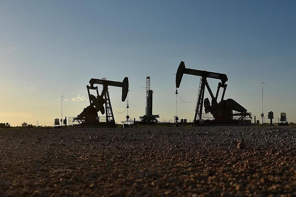 PENGHASILAN MINYAK DAN GAS: Kelihatan pengepam di pusat cari gali sedang mengepam minyak di Midland, Texas. - Foto REUTERS