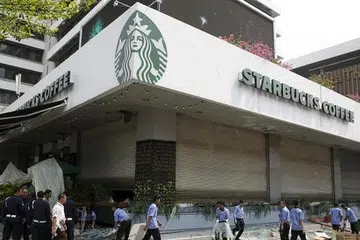 Pekerja membersihkan serpihan di luar kafe Starbucks yang menjadi pusat serangan militan di Jakarta pada 14 Januari 2016. Gambar REUTERS 