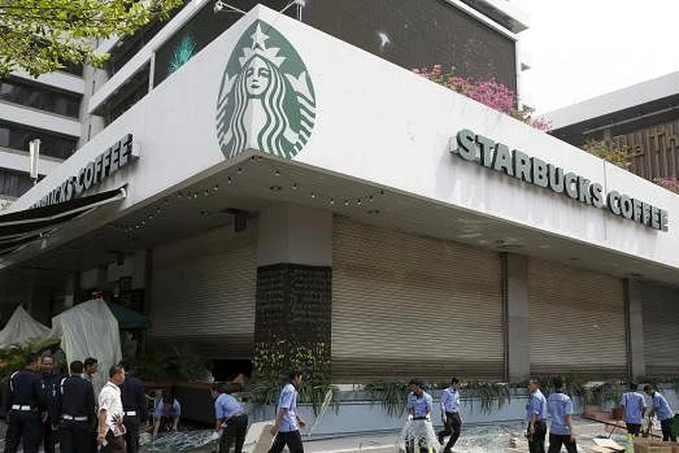 Pekerja membersihkan serpihan di luar kafe Starbucks yang menjadi pusat serangan militan di Jakarta pada 14 Januari 2016. Gambar REUTERS 