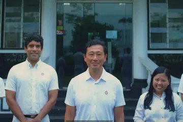 Pasukan PAP bagi GRC Sembawang, yang diterajui Menteri Kesihatan Encik Ong Ye Kung (tengah), bersama (dari kiri) Encik Gabriel Lam, Encik Vikram Nair, Cik Mariam Jaafar dan Encik Ng Shi Xuan.
