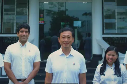 Pasukan PAP bagi GRC Sembawang, yang diterajui Menteri Kesihatan Encik Ong Ye Kung (tengah), bersama (dari kiri) Encik Gabriel Lam, Encik Vikram Nair, Cik Mariam Jaafar dan Encik Ng Shi Xuan.
