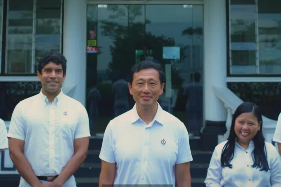 Pasukan PAP bagi GRC Sembawang, yang diterajui Menteri Kesihatan Encik Ong Ye Kung (tengah), bersama (dari kiri) Encik Gabriel Lam, Encik Vikram Nair, Cik Mariam Jaafar dan Encik Ng Shi Xuan.