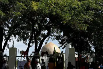 DIBUKA SEMULA: Orang ramai berkumpul di luar Masjid Al Noor di Christchurch, New Zealand, selepas ia dibuka semula pada 23 Mac 2019.