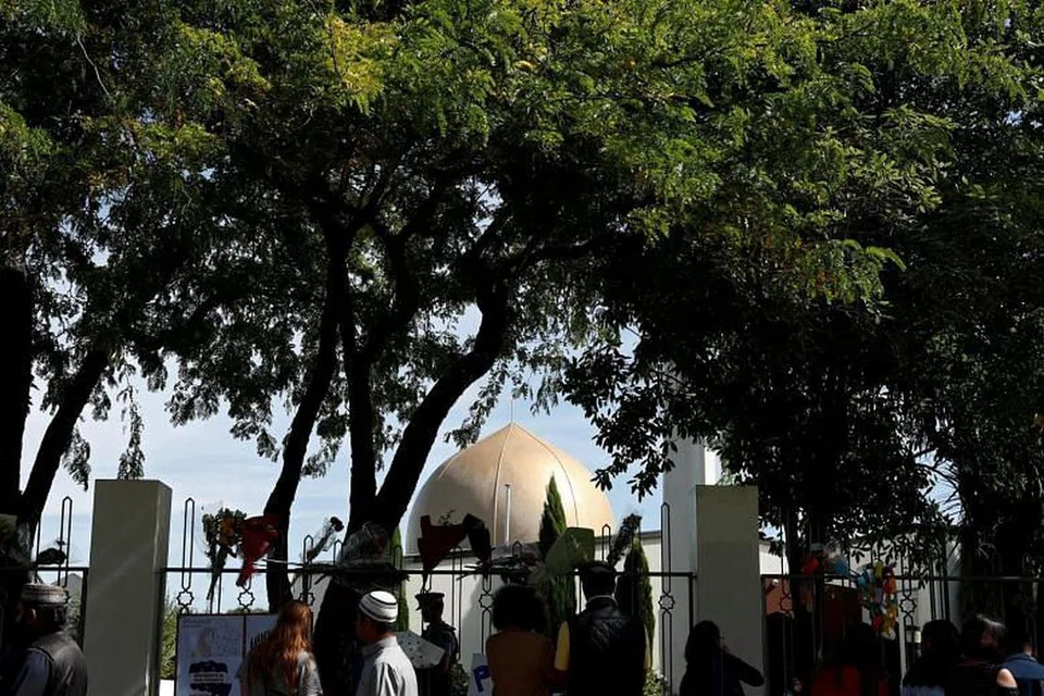 DIBUKA SEMULA: Orang ramai berkumpul di luar Masjid Al Noor di Christchurch, New Zealand, selepas ia dibuka semula pada 23 Mac 2019.