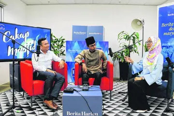 BINCANG TOPIK SOLAT?: Dua asatizah daripada Rangkaian Belia Asatizah (AYN), Ustaz Muhammad Fadhlullah Daud (kiri) dan Ustaz Muhammad Zulkarnain Azman (tengah), membincangkan faktor yang boleh menjejas solat yang didirikan baik secara bersendirian mahupun berjemaah. Bersama mereka ialah hos podcast 'Cakap Masjid' BH/BM, Cik Shahida Sarhid. - Foto fail