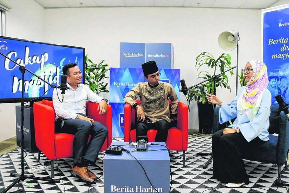 BINCANG TOPIK SOLAT?: Dua asatizah daripada Rangkaian Belia Asatizah (AYN), Ustaz Muhammad Fadhlullah Daud (kiri) dan Ustaz Muhammad Zulkarnain Azman (tengah), membincangkan faktor yang boleh menjejas solat yang didirikan baik secara bersendirian mahupun berjemaah. Bersama mereka ialah hos podcast 'Cakap Masjid' BH/BM, Cik Shahida Sarhid. - Foto fail