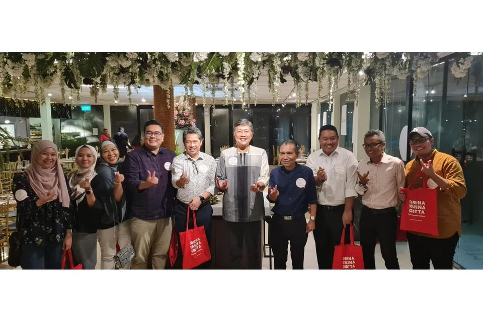 SEMBANG SANTAI: Wartawan berpeluang berinteraksi secara santai bersama Encik Ng Chee Meng (enam dari kiri) kelmarin. Antara yang hadir termasuk (dari kiri) Cik Nur Humaira Sajat, Cik Shahida Sarhid, Cik Rubiah Mohd, Encik Nazri Hadi Saparin, Encik Puad Ibrahim, Encik Mohd Saat A. Rahman, Encik Chairul Fahmy Hussaini, Encik Adli Yashir Kuchit dan Encik Fakhruradzi Ismail. - Foto BH