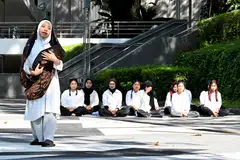 Pementasan teater bergerak yang memukau ini meneroka kekayaan sejarah di Blok Moberly (bangunan di Politeknik Singapura) yang dahulunya merupakan sebahagian Berek Princess Mary di 1000 Dover Road.