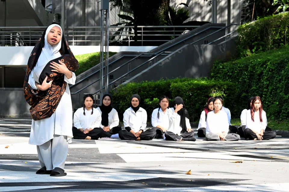 Pementasan teater bergerak yang memukau ini meneroka kekayaan sejarah di Blok Moberly (bangunan di Politeknik Singapura) yang dahulunya merupakan sebahagian Berek Princess Mary di 1000 Dover Road.