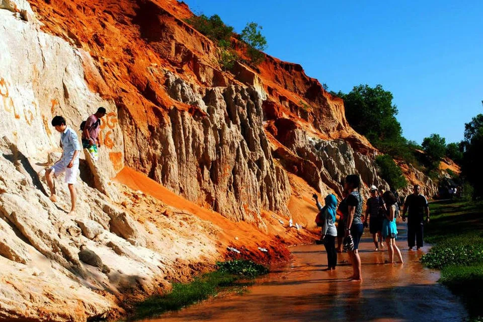 IBARAT DI GRAND CANYON: Pelancong menikmati pemandangan indah di aliran sungai atau ‘Fairy Stream’ (Suoi Tien) yang cukup menenangkan persis di ngarai besar Grand Canyon meskipun pada skala kecil. 