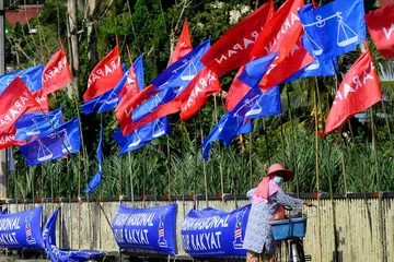 ADU BENDERA: Bendera pelbagai parti politik dipasang di jalan-jalan raya bagi pilihan raya kecil Dewan Undangan Negeri (DUN) Simpang Jeram di Johor pada 9 September 2023. 