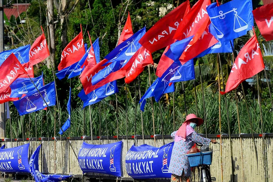 ADU BENDERA: Bendera pelbagai parti politik dipasang di jalan-jalan raya bagi pilihan raya kecil Dewan Undangan Negeri (DUN) Simpang Jeram di Johor pada 9 September 2023. 