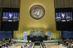 PERINGATI ULANG TAHUN: Perdana Menteri Singapura, Encik Lee Hsien Loong (di layar) memberi ucapan secara maya sempena Perhimpunan Agung PBB ke-75, di New York, Amerika Syarikat. Akibat Pandemik COVID-19, sebahagian besar mesyuarat di perhimpunan itu diadakan secara maya. - Foto EPA-EFE
