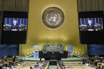 PERINGATI ULANG TAHUN: Perdana Menteri Singapura, Encik Lee Hsien Loong (di layar) memberi ucapan secara maya sempena Perhimpunan Agung PBB ke-75, di New York, Amerika Syarikat. Akibat Pandemik COVID-19, sebahagian besar mesyuarat di perhimpunan itu diadakan secara maya. - Foto EPA-EFE