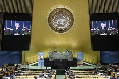 PERINGATI ULANG TAHUN: Perdana Menteri Singapura, Encik Lee Hsien Loong (di layar) memberi ucapan secara maya sempena Perhimpunan Agung PBB ke-75, di New York, Amerika Syarikat. Akibat Pandemik COVID-19, sebahagian besar mesyuarat di perhimpunan itu diadakan secara maya. - Foto EPA-EFE