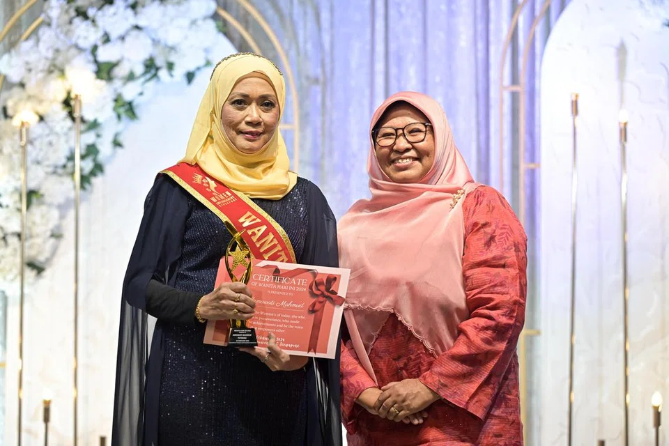 Cik Azma Wati Mahmud (kiri), pengasas niaga PuteriKu (popular dengan hidangan kreatif rendang dan pulut kuning) yang sering memanfaatkan bakat memasaknya untuk mendermakan juadah bagi tujuan amal, turut menerima anugerah Wanita Hari Ini yang disampaikan oleh Cik Aini Maarof.