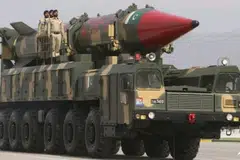 Sebuah kenderaan tentera Pakistan membawa peluru berpandu balistik jarak jauh Shaheen semasa perbarisan Hari Pakistan di Islamabad pada 23 Mac 2022.