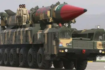 Sebuah kenderaan tentera Pakistan membawa peluru berpandu balistik jarak jauh Shaheen semasa perbarisan Hari Pakistan di Islamabad pada 23 Mac 2022.