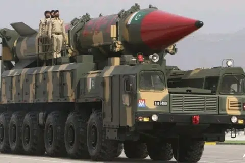 Sebuah kenderaan tentera Pakistan membawa peluru berpandu balistik jarak jauh Shaheen semasa perbarisan Hari Pakistan di Islamabad pada 23 Mac 2022.