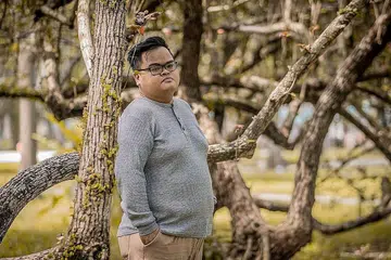 KEMBALIKAN 'MOOD' TERLUKA: Hamzah Kidal sudah melupakan peristiwa pahit ditinggalkan seseorang, tetapi menggagahkan semangat mengembalikan emosi sedih demi merakam lagu solonya, 'Luka'. - Foto BH oleh NUR DIYANA TAHA