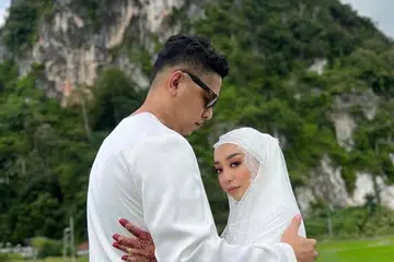 PENYATUAN JIWA: Penyanyi Malaysia yang juga bekas bintang Akademi Fantasia 3, Amylea Azizan, 37 tahun, selamat bergelar isteri kepada jejaka dari Singapura, Encik Mohammad Aqbar Mohamad, 40 tahun, yang bertugas sebagai pegawai bomba di Singapura.