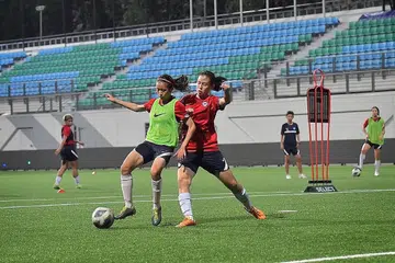 SASAR KEMENANGAN SULUNG: Pasukan bola sepak wanita Singapura akan berangkat ke Dushanbe hari ini untuk beraksi dalam dua perlawanan menentang Indonesia, pada 24 dan 27 September, untuk berpeluang melayakkan diri ke Piala Asia Wanita 2022 AFC di India. - Foto BH oleh ALPHONSUS CHERN