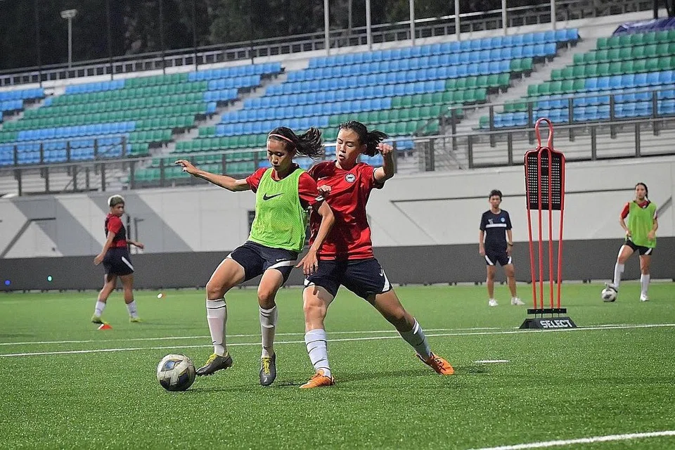 SASAR KEMENANGAN SULUNG: Pasukan bola sepak wanita Singapura akan berangkat ke Dushanbe hari ini untuk beraksi dalam dua perlawanan menentang Indonesia, pada 24 dan 27 September, untuk berpeluang melayakkan diri ke Piala Asia Wanita 2022 AFC di India. - Foto BH oleh ALPHONSUS CHERN