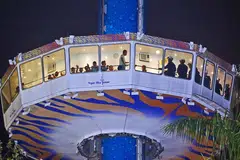 MUJUR SEMUA SELAMAT: Seramai 39 orang terperangkap dalam gondola Sky Tower di Sentosa selama beberapa jam kelmarin. - Foto THE STRAITS TIMES
