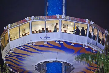 MUJUR SEMUA SELAMAT: Seramai 39 orang terperangkap dalam gondola Sky Tower di Sentosa selama beberapa jam kelmarin. - Foto THE STRAITS TIMES