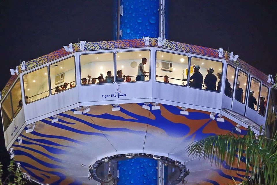 MUJUR SEMUA SELAMAT: Seramai 39 orang terperangkap dalam gondola Sky Tower di Sentosa selama beberapa jam kelmarin. - Foto THE STRAITS TIMES