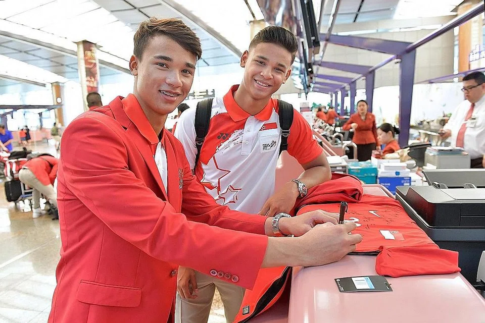 KEJAR CITA-CITA I: Irfan (atas, kanan) dan adiknya, Ikhsan, dilaporkan mencuba nasib menjadi pemain profesional di Portugal. - Foto fail 