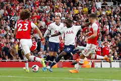 TIDAK LEPASKAN PELUANG: Pemain tengah pasukan Tottenham Hotspur, Moussa Sissoko, cuba merembat bola di depan gawang Arsenal sambil disaksikan pemain sepasukan, Christian Eriksen, manakala pemain pertahanan Arsenal, David Luiz (jersi nombor 23) dan pemain sepasukan, Granit Xhaka, cuba menghalang percubaan itu dalam perlawanan berkesudahan 2-2 di Holloway, London, kelmarin. - Foto REUTERS
