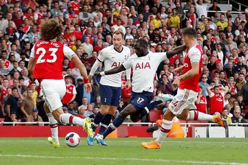TIDAK LEPASKAN PELUANG: Pemain tengah pasukan Tottenham Hotspur, Moussa Sissoko, cuba merembat bola di depan gawang Arsenal sambil disaksikan pemain sepasukan, Christian Eriksen, manakala pemain pertahanan Arsenal, David Luiz (jersi nombor 23) dan pemain sepasukan, Granit Xhaka, cuba menghalang percubaan itu dalam perlawanan berkesudahan 2-2 di Holloway, London, kelmarin. - Foto REUTERS