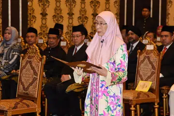 Timbalan Perdana Menteri Malaysia Datuk Seri Dr Wan Azizah Wan Ismail mengangkat sumpah. - Foto AFP