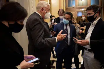 PERKENAL RESOLUSI: Pemimpin majoriti Dewan Perwakilan, Encik Steny Hoyer (dua dari kiri), memberitahu wartawan di Capitol Hill mengenai resolusi yang menyeru naib presiden Mike Pence dan Kabinet supaya bertindak menyingkirkan Presiden Trump - Foto-foto AFP