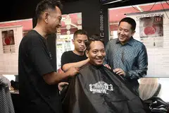 JAUHI DADAH: Kempen Dadah Itu Haram telah menerima sambutan baik, dengan sebanyak 75 kedai gunting rambut menyokong kempen itu dengan menjadi "para penasihat tidak rasmi anti-dadah", kata Encik Amrin (kanan). - Foto fail