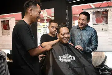 JAUHI DADAH: Kempen Dadah Itu Haram telah menerima sambutan baik, dengan sebanyak 75 kedai gunting rambut menyokong kempen itu dengan menjadi "para penasihat tidak rasmi anti-dadah", kata Encik Amrin (kanan). - Foto fail
