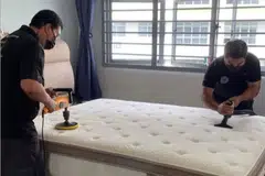 Pengasas Natura Clean Solution, Encik Abdul Muhaimeen Sapiuna (kanan), membersihkan tilam bersama pekerjanya di rumah pelanggan.
