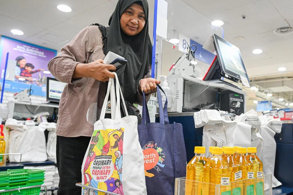 SATU KEBIASAAN: Cik Rosnani Mohamed, 62 tahun, sudah terbiasa membawa beg guna semula sendiri kerana ingin mengurangkan pembaziran beg plastik.