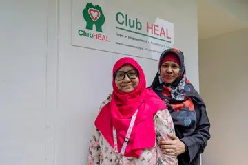 RASA TENANG: Cik Alesha Abdul Rahim (kiri), yang bersama ibunya, Cik Rita Ali, di Pusat Kelab Heal@Eunos, yang turut memaparkan logo baru badan itu. Cik Alesha mendapat ketenangan daripada menghadiri kelas seni kendalian Kelab Heal di bawah program pemulihan kesejahteraan mereka.