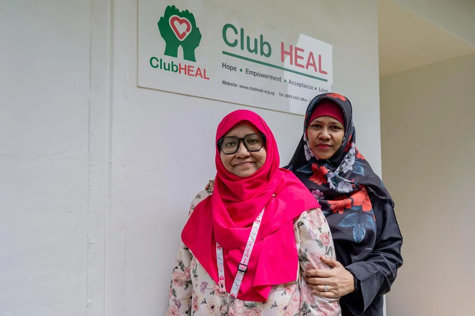 RASA TENANG: Cik Alesha Abdul Rahim (kiri), yang bersama ibunya, Cik Rita Ali, di Pusat Kelab Heal@Eunos, yang turut memaparkan logo baru badan itu. Cik Alesha mendapat ketenangan daripada menghadiri kelas seni kendalian Kelab Heal di bawah program pemulihan kesejahteraan mereka.