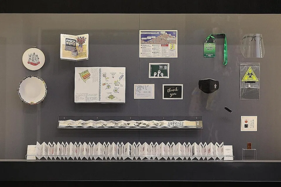 RAKAM PENGHARGAAN: Pameran Picturing the Pandemic: A Visual Record of Covid-19 antara pameran yang memberi fokus kepada kandungan tempatan. Pameran itu memberi penghargaan kepada warga biasa tidak dikenali di Singapura yang telah mencurah bakti menangani pandemik Covid-19 di medan hadapan. Satu lagi contoh ialah #SGFASHIONNOW (gambar atas) - Foto fail