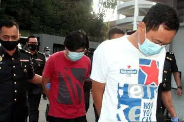 DIDAKWA: Pengarah Syarikat LY Frozen Food Sdn Bhd, Yong Chee Keong (kiri) bersama pengurus syarikat sama, Chong Kim Kuang (kanan) didakwa di mahkamah Johor Bahru semalam. - Foto NSTP