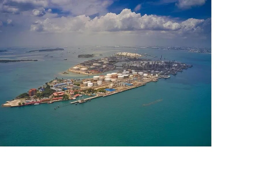 Shell dilaporkan sedang mencari pembeli bagi pusat penapisan minyak dan petrokimianya di Pulau Bukom dan Pulau Jurong.