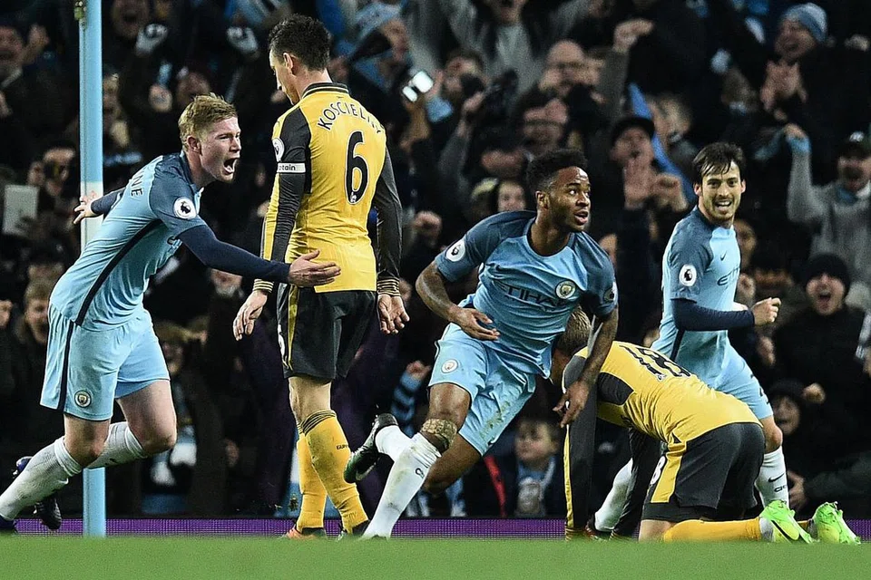 GOL KEMENANGAN: Bintang midfield Manchester City, Raheem Sterling (tengah), meraikan gol kemenangan pasukannya dalam pertemuan dengan Arsenal di Stadium Etihad dinihari semalam. - Foto AFP