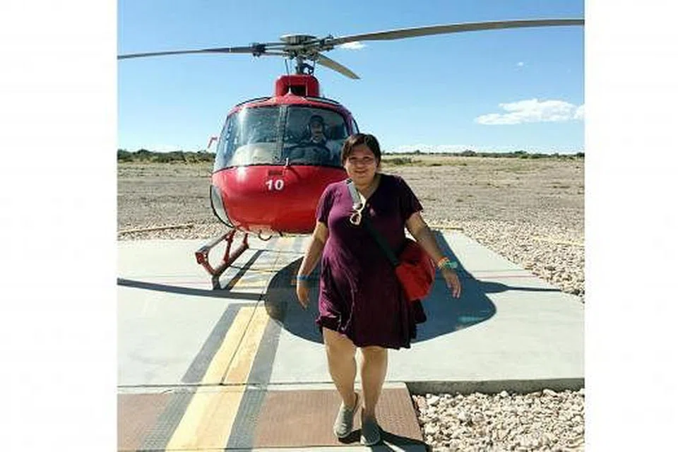 SELESA MELANCONG BERDUA: Haryani Othman dan suaminya Khairul Famy Kassim bergambar di Grand Canyon sempena percutian ulang tahun perkahwinan mereka. Antara barangan keperluan yang dibawa Haryani semasa bercuti termasuk kasut yang selesa dan beg mengandungi keperluan seperti makanan dan ubat-ubatan. - Foto-foto ihsan HARYANI OTHMAN