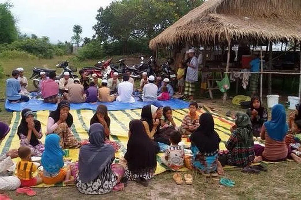 IFTAR PERTAMA: Penduduk Kampung Speu, yang terletak di timur laut Kemboja, sedang menikmati iftar pertama di pekarangan surau di kawasan petempatan semula yang diusahakan bersama dengan Hope Villages. - Foto HOPE VILLAGES