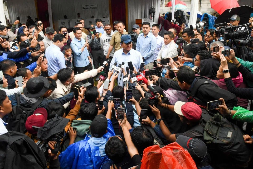 Calon Presiden Indonesia, Encik Prabowo Subianto, memberi taklimat kepada media selepas  membuang undi di Bogor, Jawa Barat, Indonesia, pada 14 Februari. Pengiraan pantas tidak rasmi menunjukkan beliau dan pasangannya, Encik Gibran Rakabuming Raka, berada di hadapan.