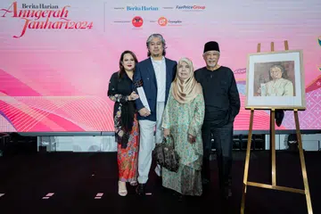 Penerima Anugerah Jauhari 2024, Cef Akmal Anuar (dua dari kiri), meraikan anugerahnya bersama isterinya Cik Inez Tantyanna Wyatt (kiri); bapanya, Encik Mohammed Anuar (kanan); dan ibunya, Cik Raja Paridah (dua dari kanan). Cef Akmal juga diberi satu lukisan hasil Artis Eksekutif BH, Encik Samad Afandie.